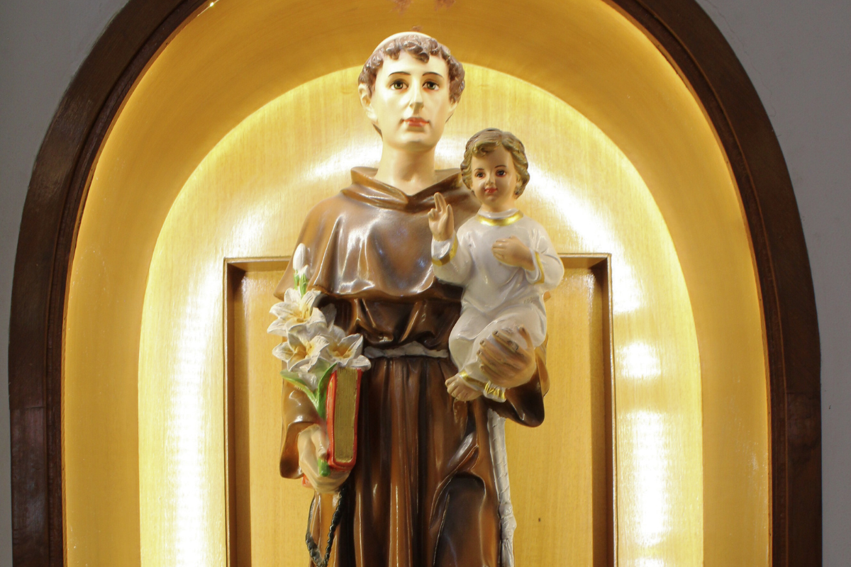 Statue of St. Anthony of Padua holding the Child Jesus